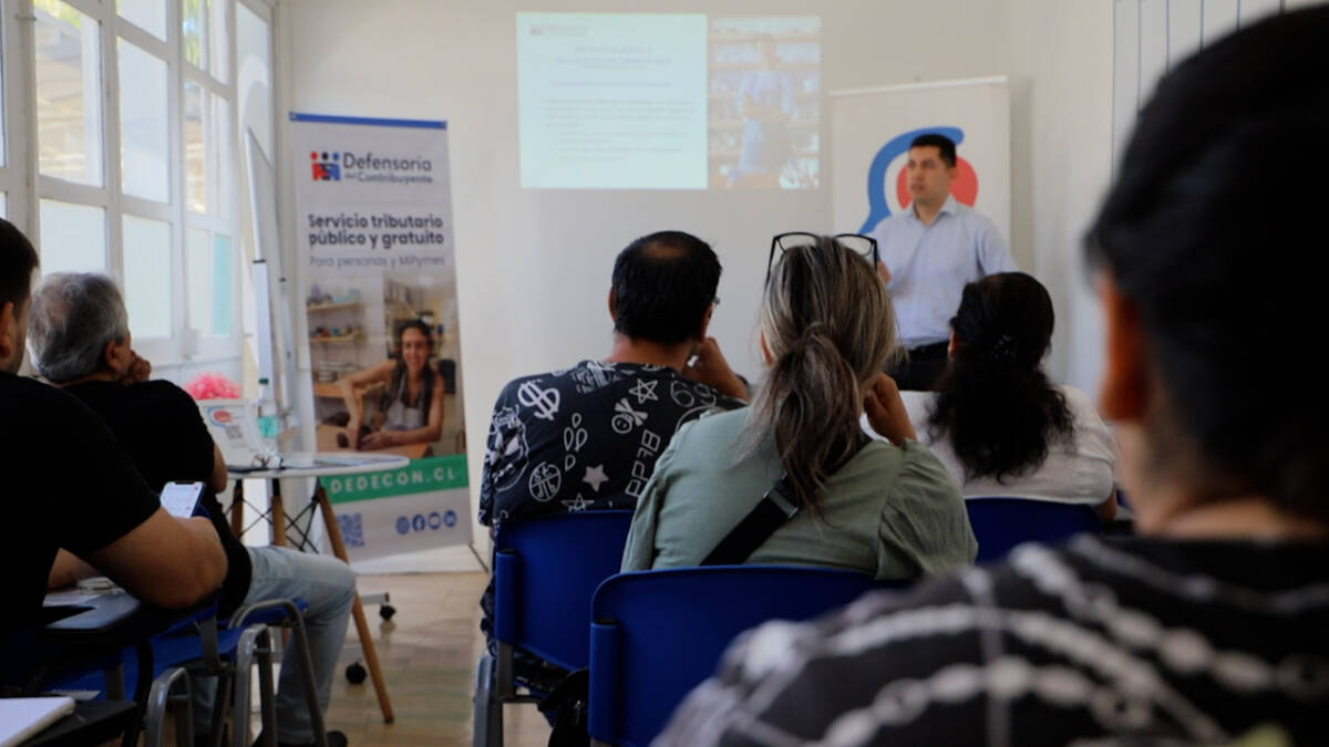 Autoridades del SII y la DEDECON anunciando medidas para simplificar el inicio de actividades de emprendedores en Chile.