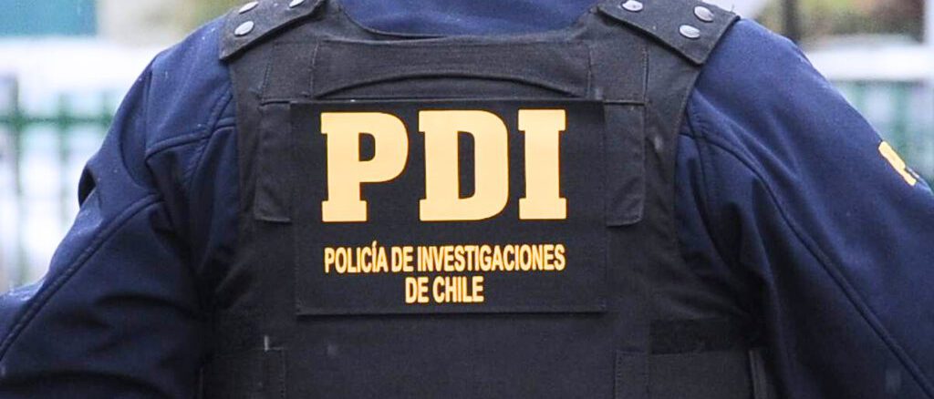 Detectives de la PDI realizando control de identidad en las calles de Temuco.