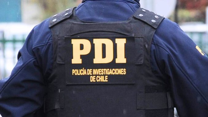 Detectives de la PDI realizando control de identidad en las calles de Temuco.
