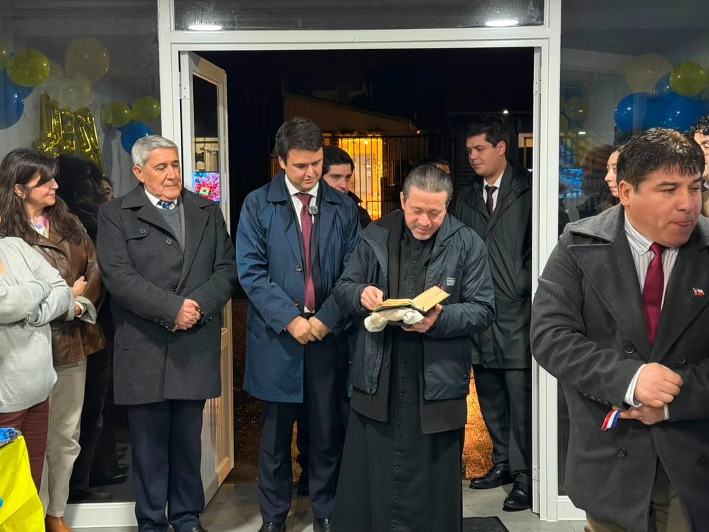 El diputado Eduardo Cretton en la ceremonia de inauguración de su nueva sede parlamentaria en la ciudad de Victoria