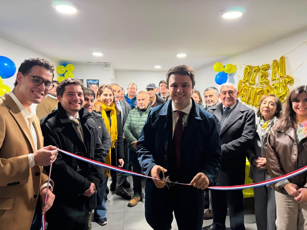 El diputado Eduardo Cretton en la ceremonia de inauguración de su nueva sede parlamentaria en la ciudad de Victoria