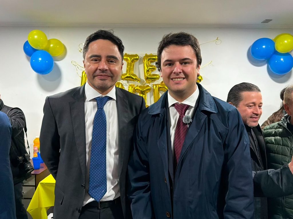 El diputado Eduardo Cretton en la ceremonia de inauguración de su nueva sede parlamentaria en la ciudad de Victoria