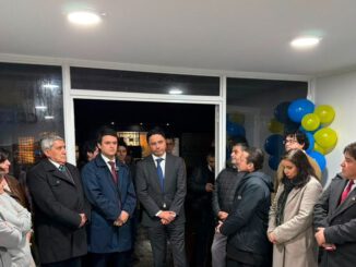 El diputado Eduardo Cretton en la ceremonia de inauguración de su nueva sede parlamentaria en la ciudad de Victoria