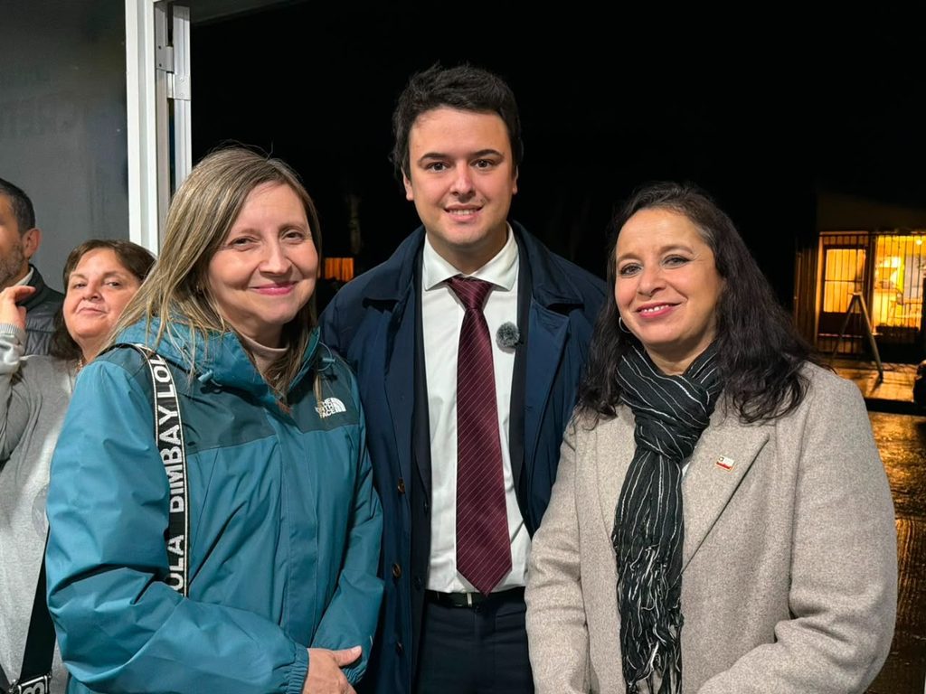 El diputado Eduardo Cretton en la ceremonia de inauguración de su nueva sede parlamentaria en la ciudad de Victoria