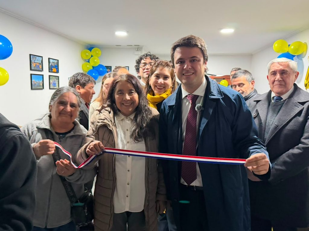 El diputado Eduardo Cretton en la ceremonia de inauguración de su nueva sede parlamentaria en la ciudad de Victoria