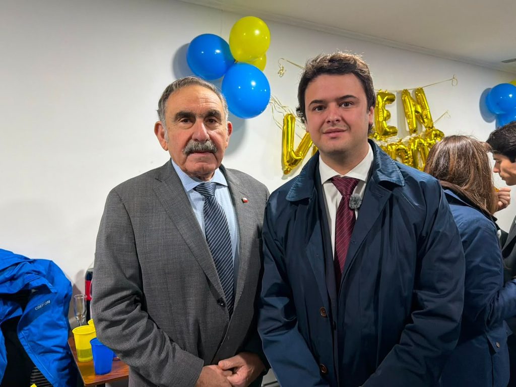 El diputado Eduardo Cretton en la ceremonia de inauguración de su nueva sede parlamentaria en la ciudad de Victoria
