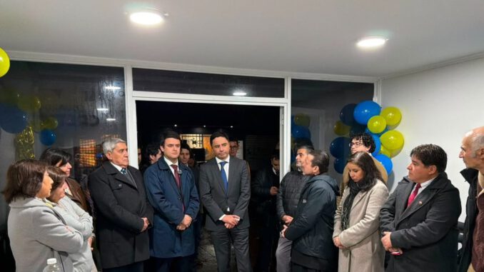El diputado Eduardo Cretton en la ceremonia de inauguración de su nueva sede parlamentaria en la ciudad de Victoria