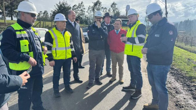 Diputado Juan Carlos Beltrán junto al subsecretario Lagos recorriendo zonas damnificadas en La Araucanía tras el sistema frontal.