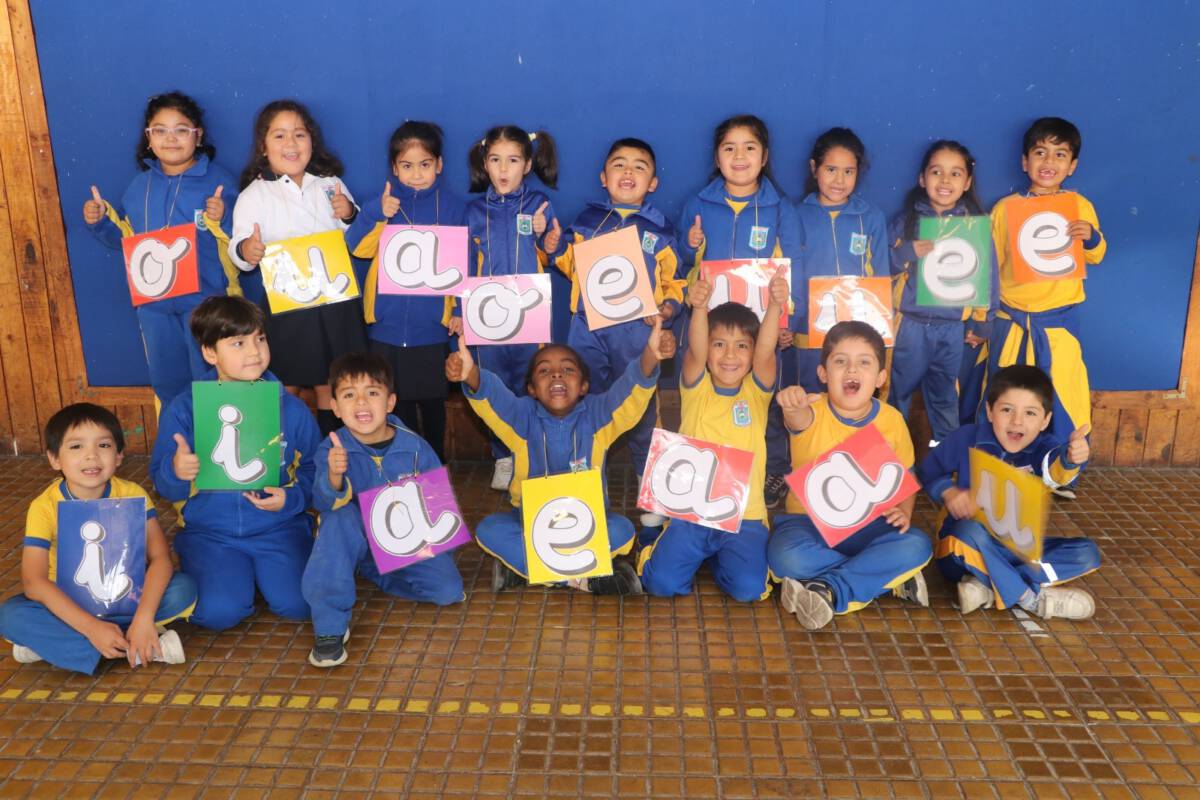 Estudiantes y familias en un centro educativo municipal de Villarrica durante el proceso de admision escolar.