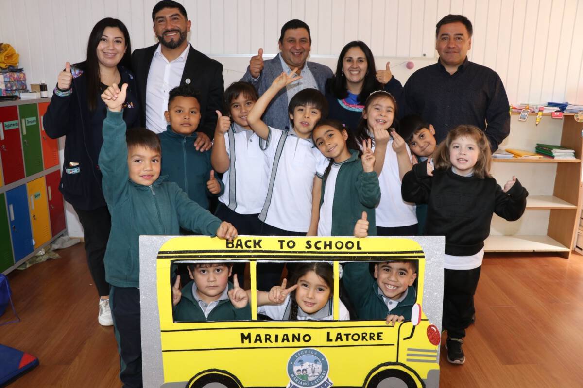 Estudiantes y familias en un centro educativo municipal de Villarrica durante el proceso de admision escolar.