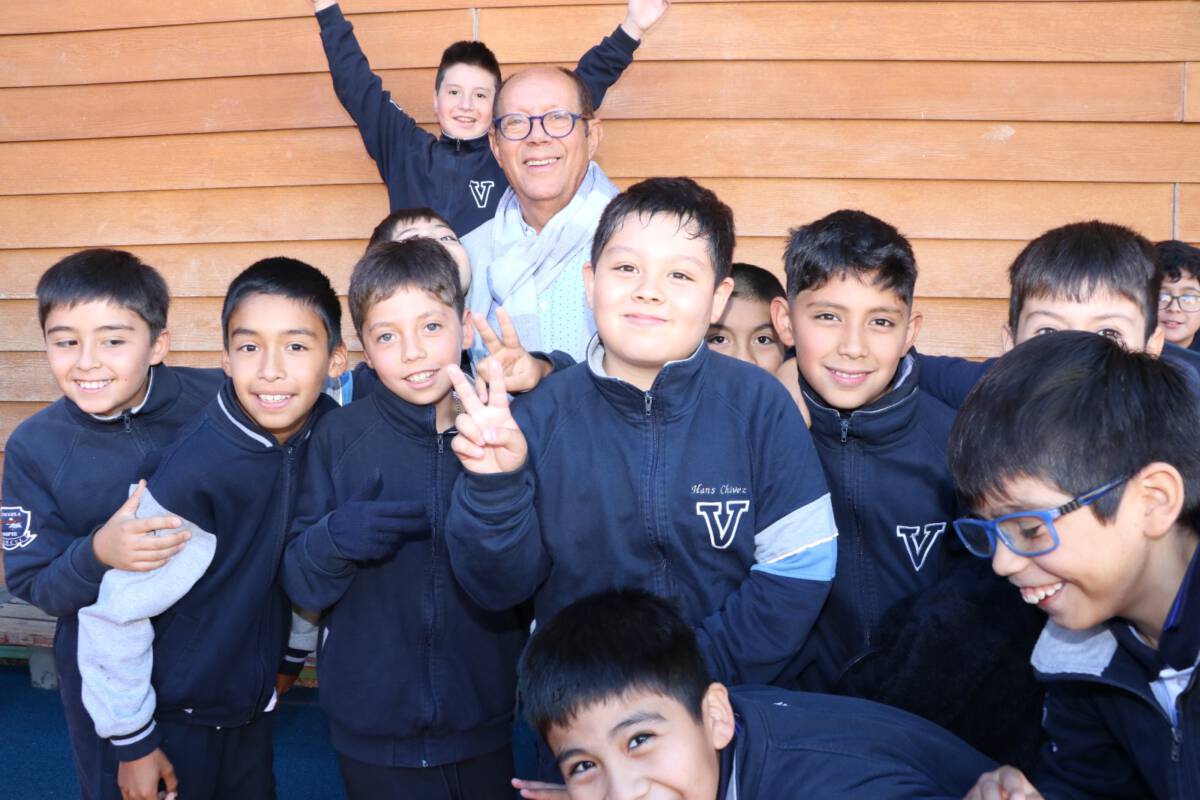 Estudiantes y familias en un centro educativo municipal de Villarrica durante el proceso de admision escolar.