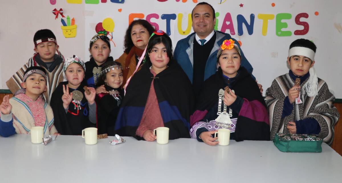 Estudiantes y familias en un centro educativo municipal de Villarrica durante el proceso de admision escolar.