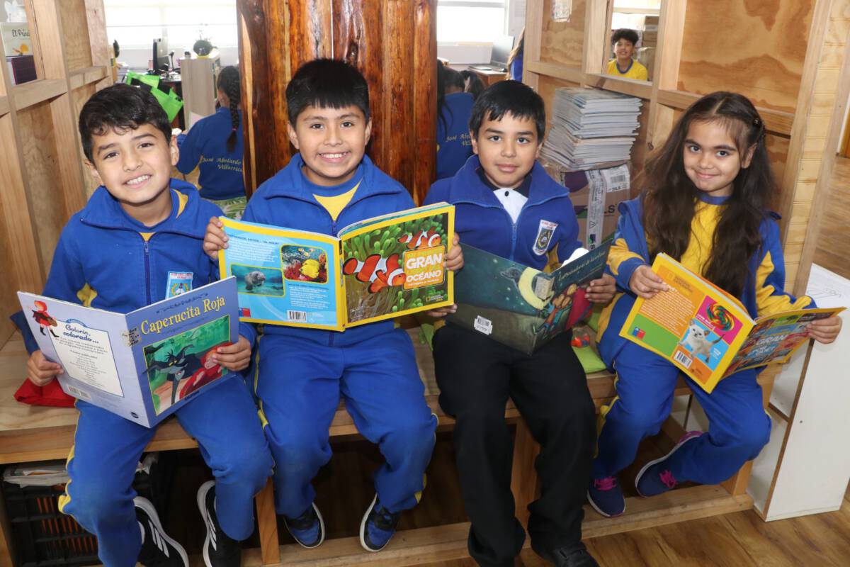 Estudiantes y familias en un centro educativo municipal de Villarrica durante el proceso de admision escolar.
