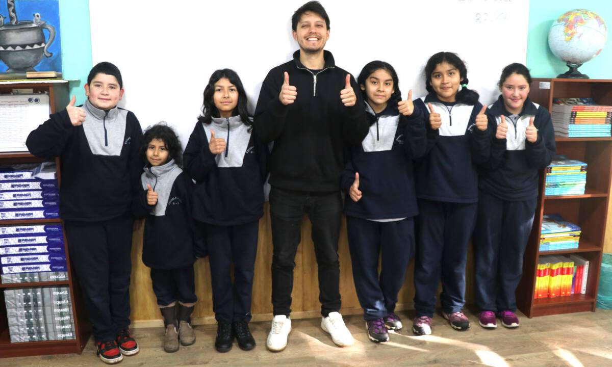 Estudiantes y familias en un centro educativo municipal de Villarrica durante el proceso de admision escolar.
