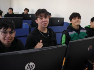 Estudiantes y familias en un centro educativo municipal de Villarrica durante el proceso de admision escolar.