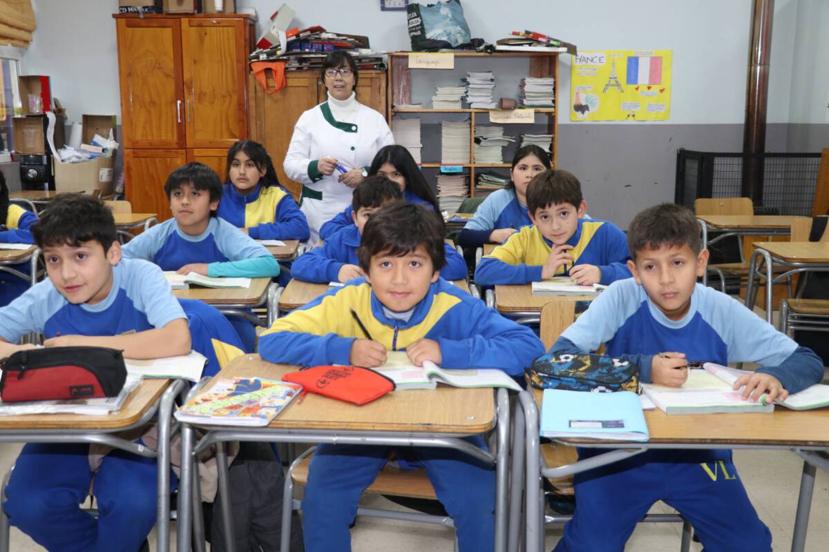 Estudiantes y familias en un centro educativo municipal de Villarrica durante el proceso de admision escolar.