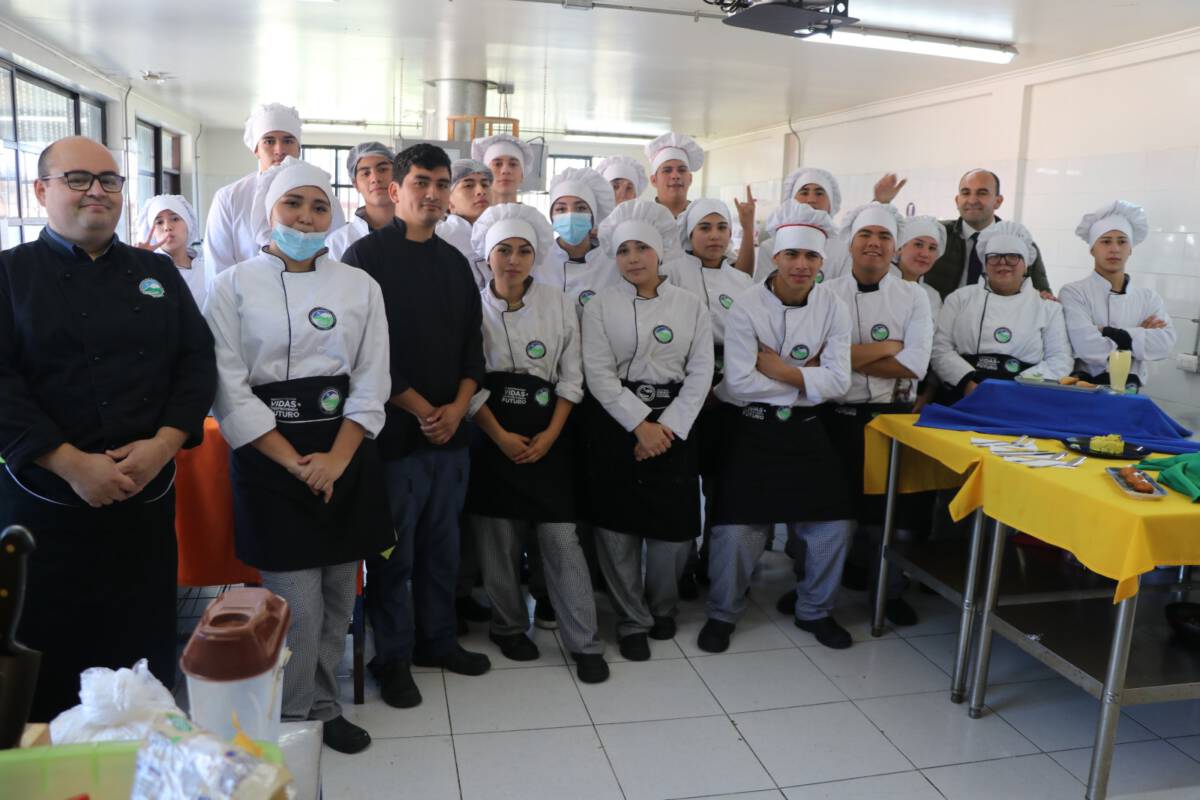 Estudiantes y familias en un centro educativo municipal de Villarrica durante el proceso de admision escolar.
