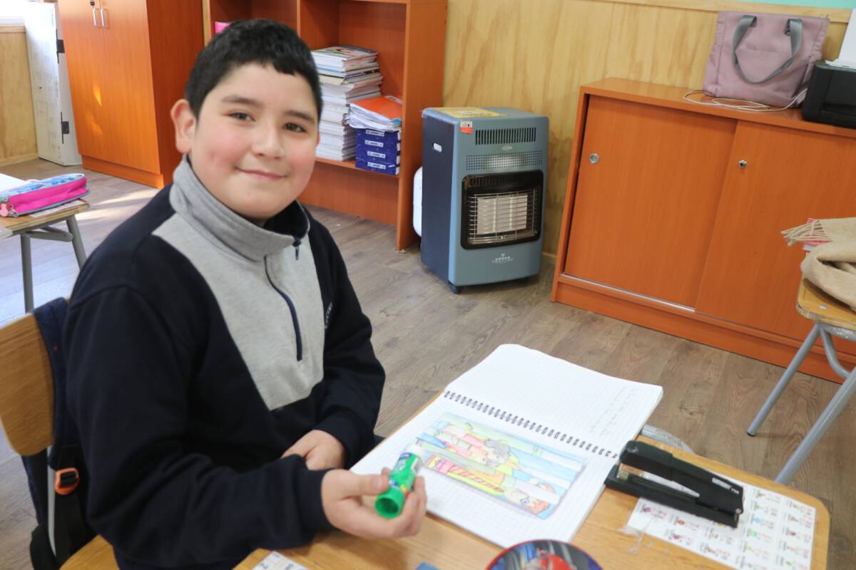 Estudiantes y familias en un centro educativo municipal de Villarrica durante el proceso de admision escolar.