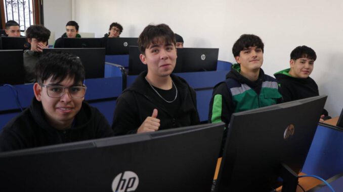 Estudiantes y familias en un centro educativo municipal de Villarrica durante el proceso de admision escolar.