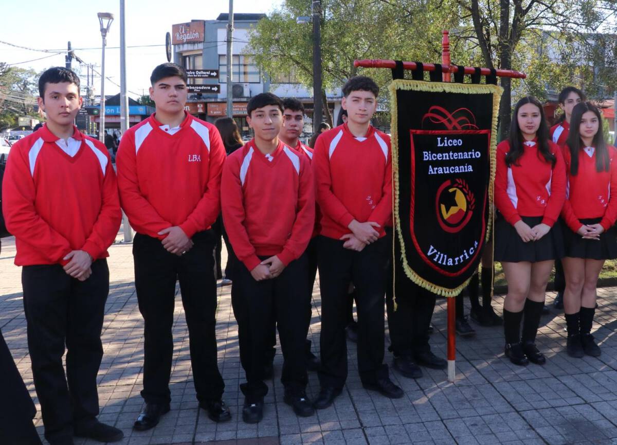 Estudiantes y familias en un centro educativo municipal de Villarrica durante el proceso de admision escolar.