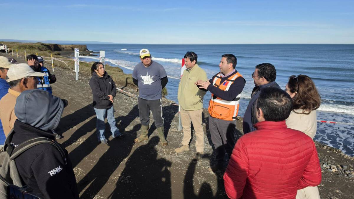 Maquinaria trabajando en el rediseño de un camino costero afectado por la erosión en La Araucanía