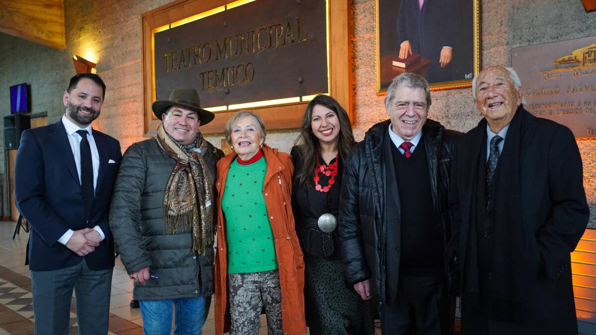 Obras en acuarela del artista Carlos Browne expuestas en el foyer del Teatro Municipal de Temuco
