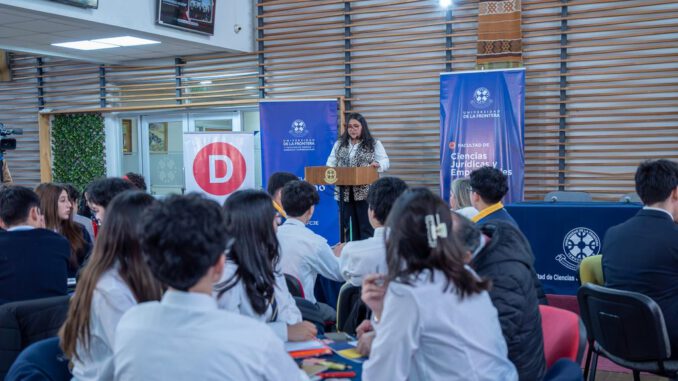 Estudiantes presentando sus iniciativas de ley en el Torneo Delibera en la Universidad de La Frontera