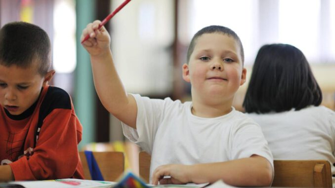 Estudiantes en un aula escolar chilena reflexionando sobre el sistema de admisión escolar
