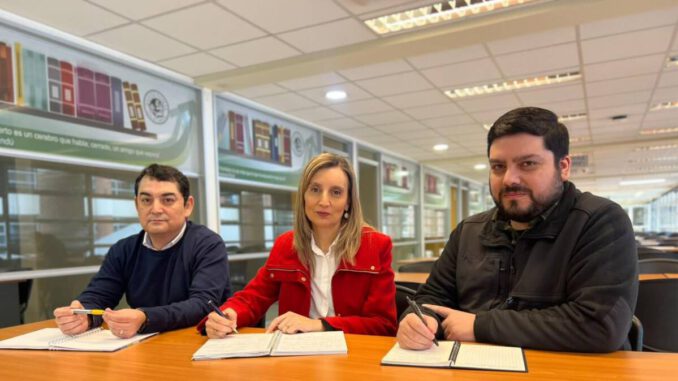 Psicólogos de la Universidad Santo Tomás analizando el impacto de la crisis de confianza en la juventud