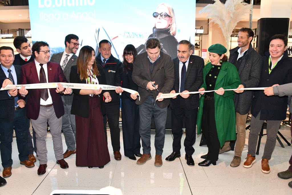 Nueva tienda de Falabella ubicada en el centro de Angol con clientes ingresando al local