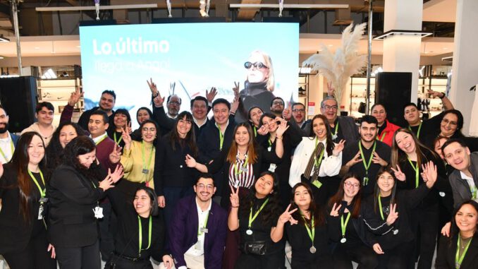 Nueva tienda de Falabella ubicada en el centro de Angol con clientes ingresando al local
