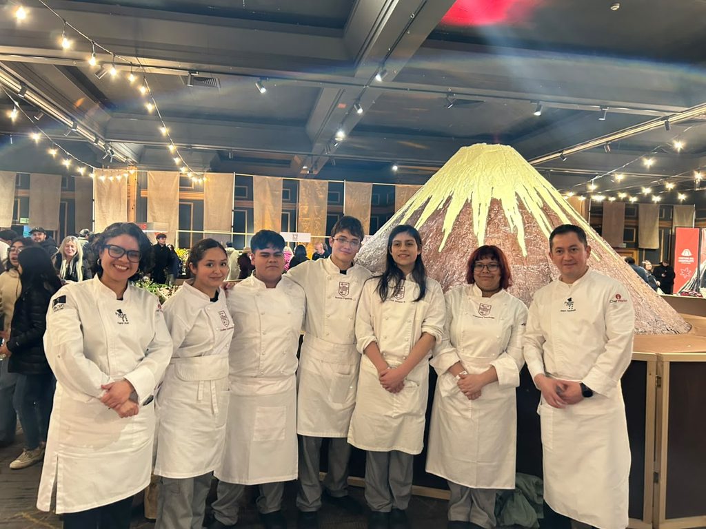 Visitantes disfrutando de las actividades y stands en el Festival del Chocolate de Pucón 2026.