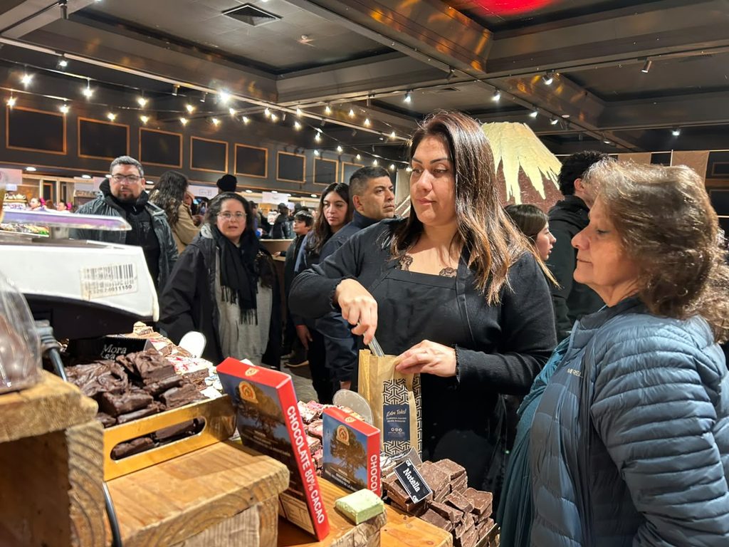 Visitantes disfrutando de las actividades y stands en el Festival del Chocolate de Pucón 2026.