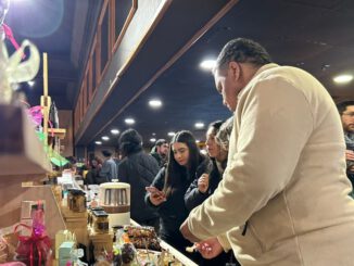 Visitantes disfrutando de las actividades y stands en el Festival del Chocolate de Pucón 2026.