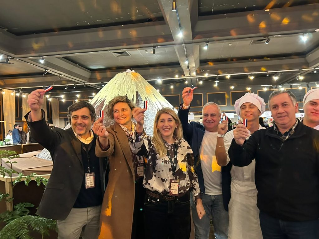 Visitantes disfrutando de las actividades y stands en el Festival del Chocolate de Pucón 2026.