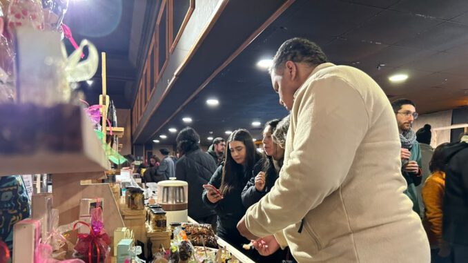 Visitantes disfrutando de las actividades y stands en el Festival del Chocolate de Pucón 2026.