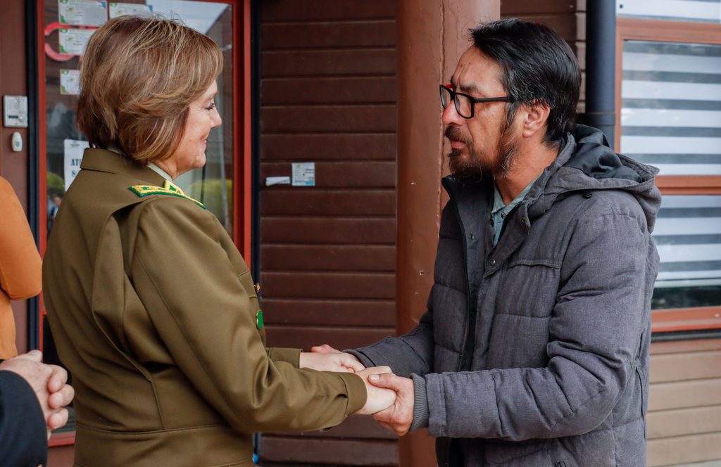 La General Inspector María Teresa Araya junto al alcalde de Villarrica durante una reunión de coordinación de seguridad.