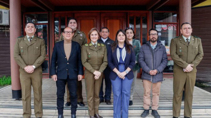 La General Inspector María Teresa Araya junto al alcalde de Villarrica durante una reunión de coordinación de seguridad.
