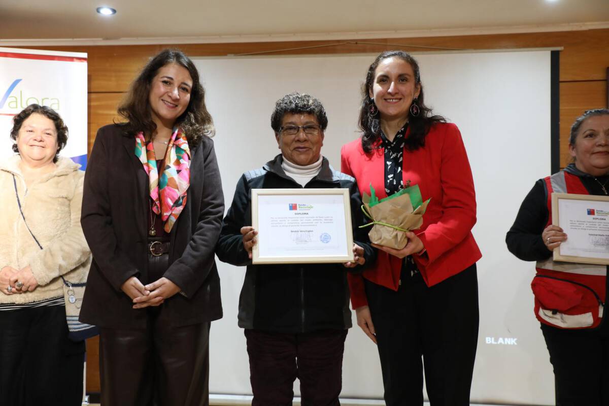 Autoridades y recicladores en la cumbre de economia circular en La Araucania