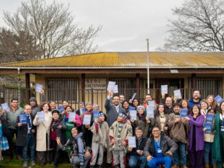 Personal del Hospital de Traiguén y representantes de la comunidad mapuche revisando documentos de salud intercultural.