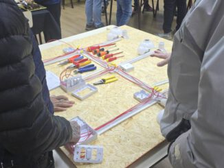 Jóvenes participantes en curso de capacitación eléctrica en Temuco junto a autoridades regionales