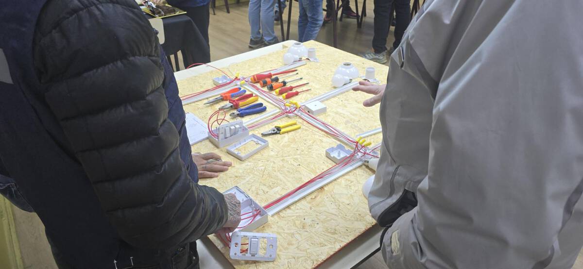 Jóvenes participantes en curso de capacitación eléctrica en Temuco junto a autoridades regionales