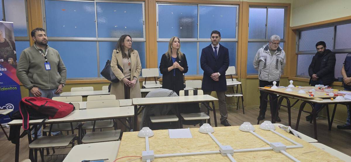 Jóvenes participantes en curso de capacitación eléctrica en Temuco junto a autoridades regionales