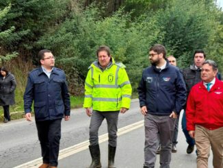 Equipos de emergencia trabajando en la limpieza de caminos tras el temporal en la comuna de Lumaco