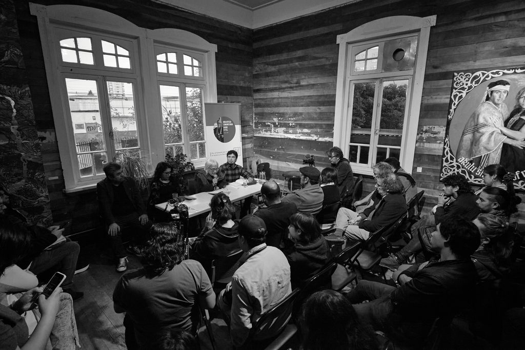 Escritores y poetas participando en un encuentro literario en el sur de Chile