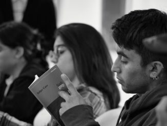 Escritores y poetas participando en un encuentro literario en el sur de Chile