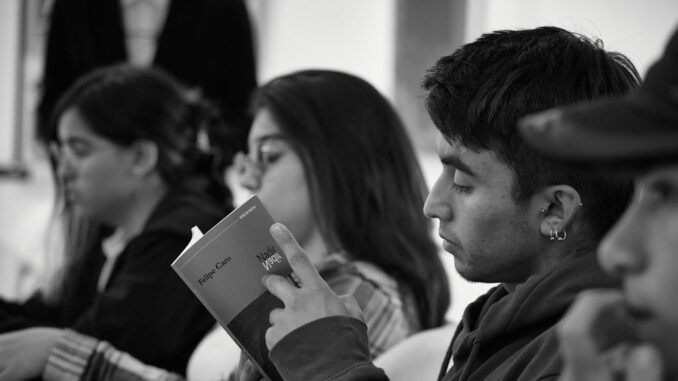 Escritores y poetas participando en un encuentro literario en el sur de Chile