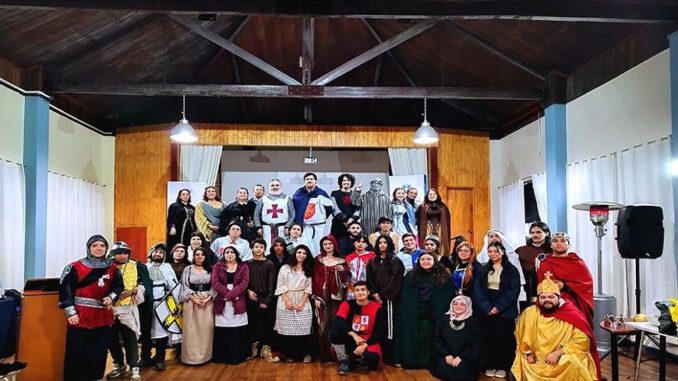 Estudiantes de la Universidad de La Frontera organizando stands temáticos sobre la época medieval.