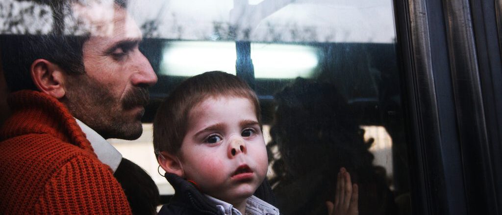 Familia viajando cómodamente en bus hacia un destino turístico en Chile durante el Día de la Niñez