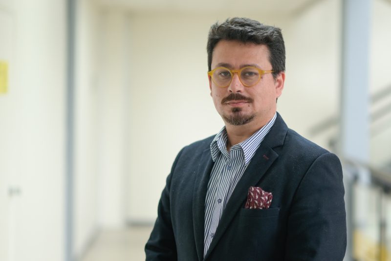 Médico especialista aplicando tratamiento con toxina botulínica en entorno clínico